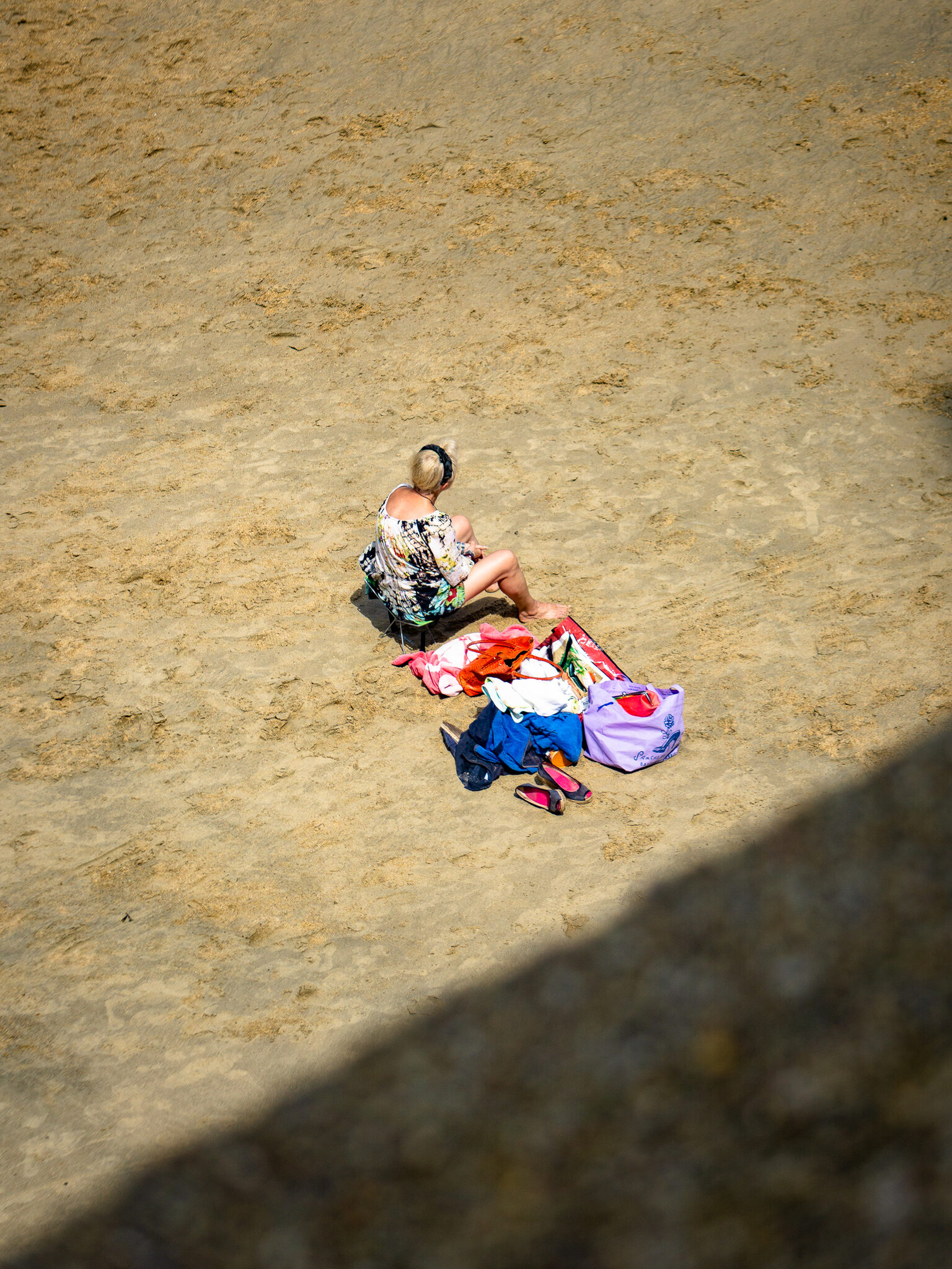 Figura tendida en la arena, vista cenital