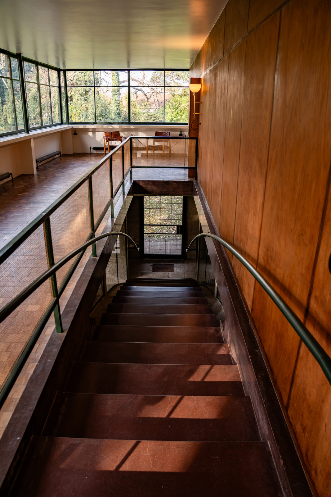 Escalera de madera con luz natural