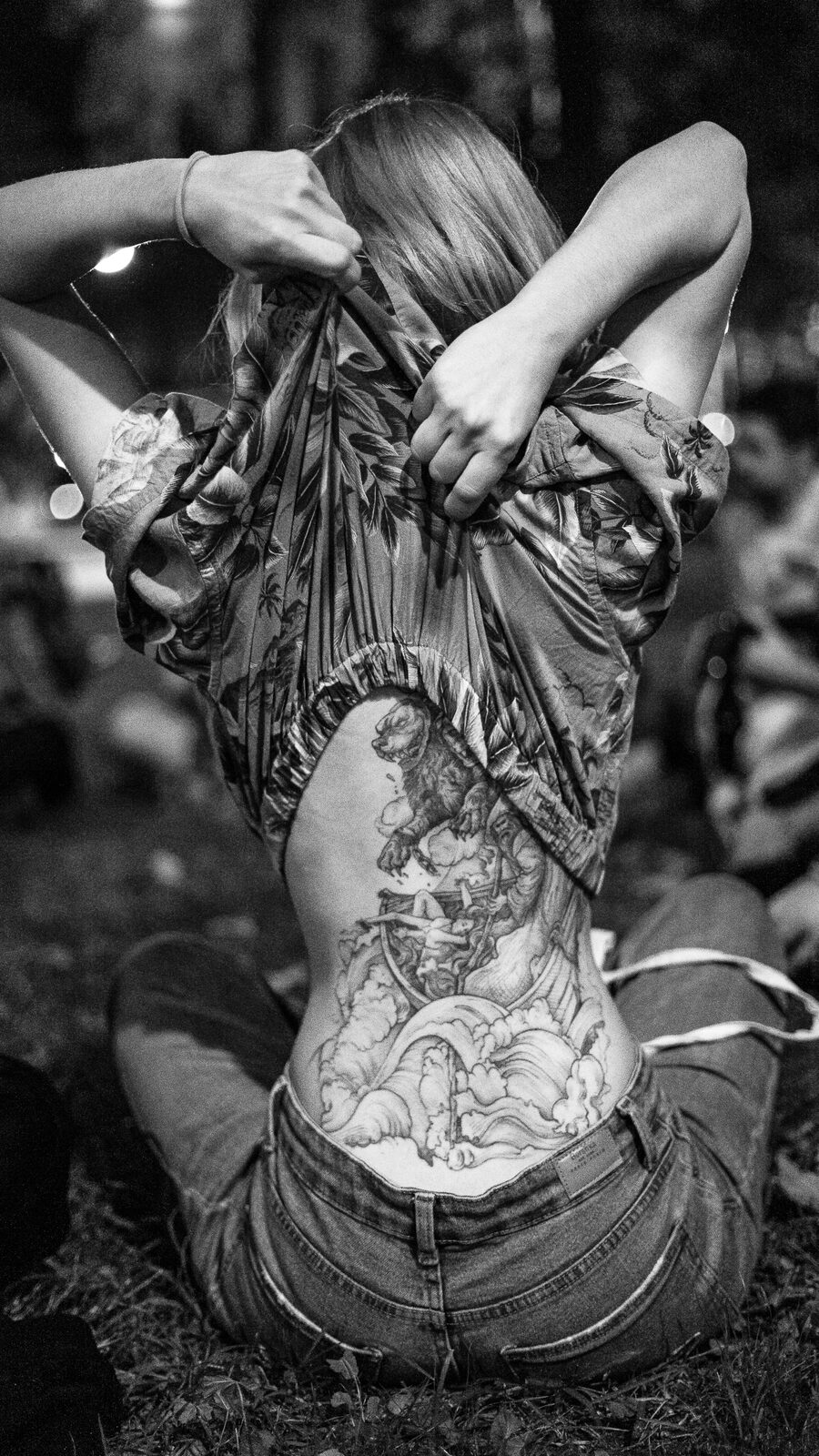 Espalda tatuada a contraluz, blanco y negro