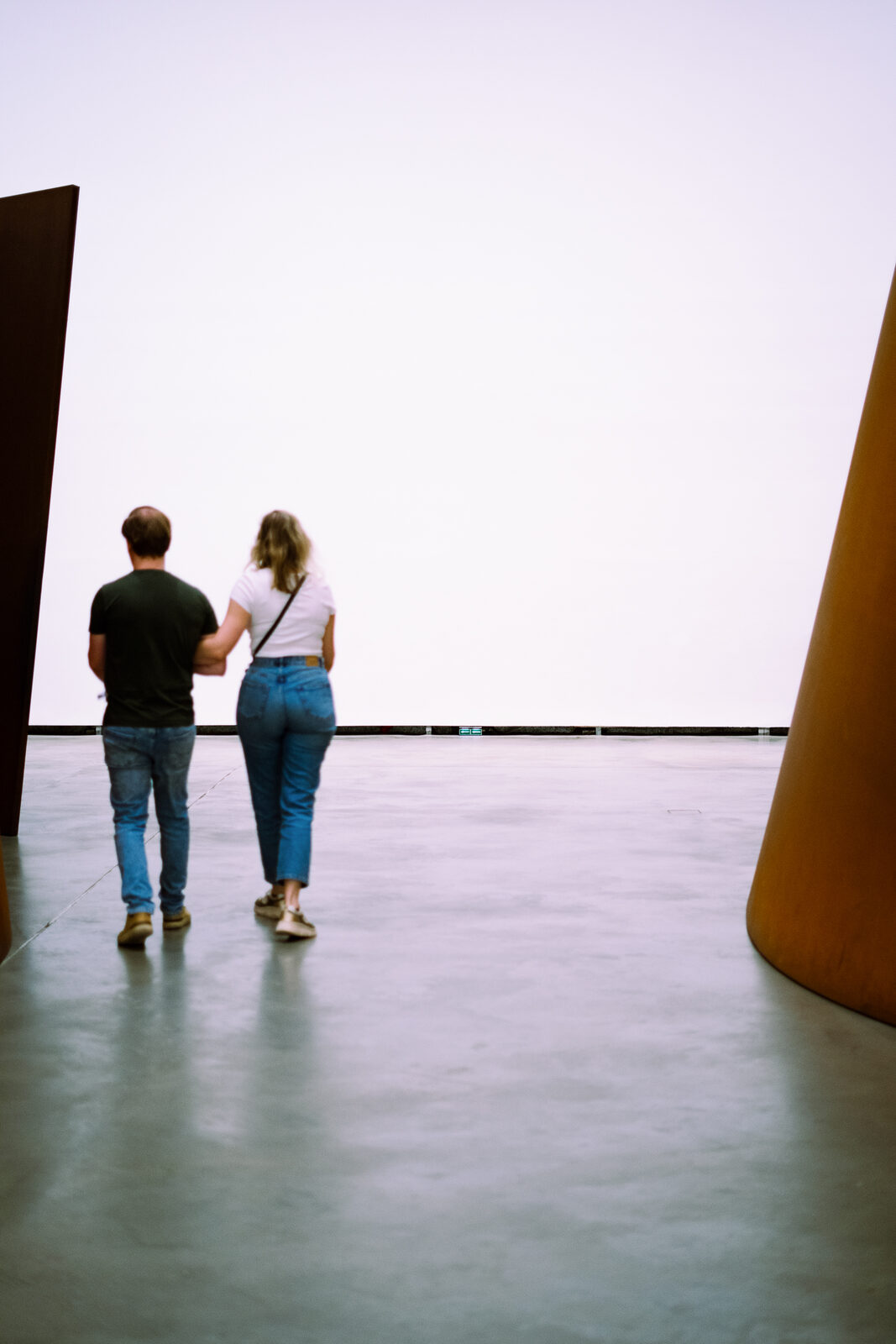 Sala de galería, visitantes entre esculturas