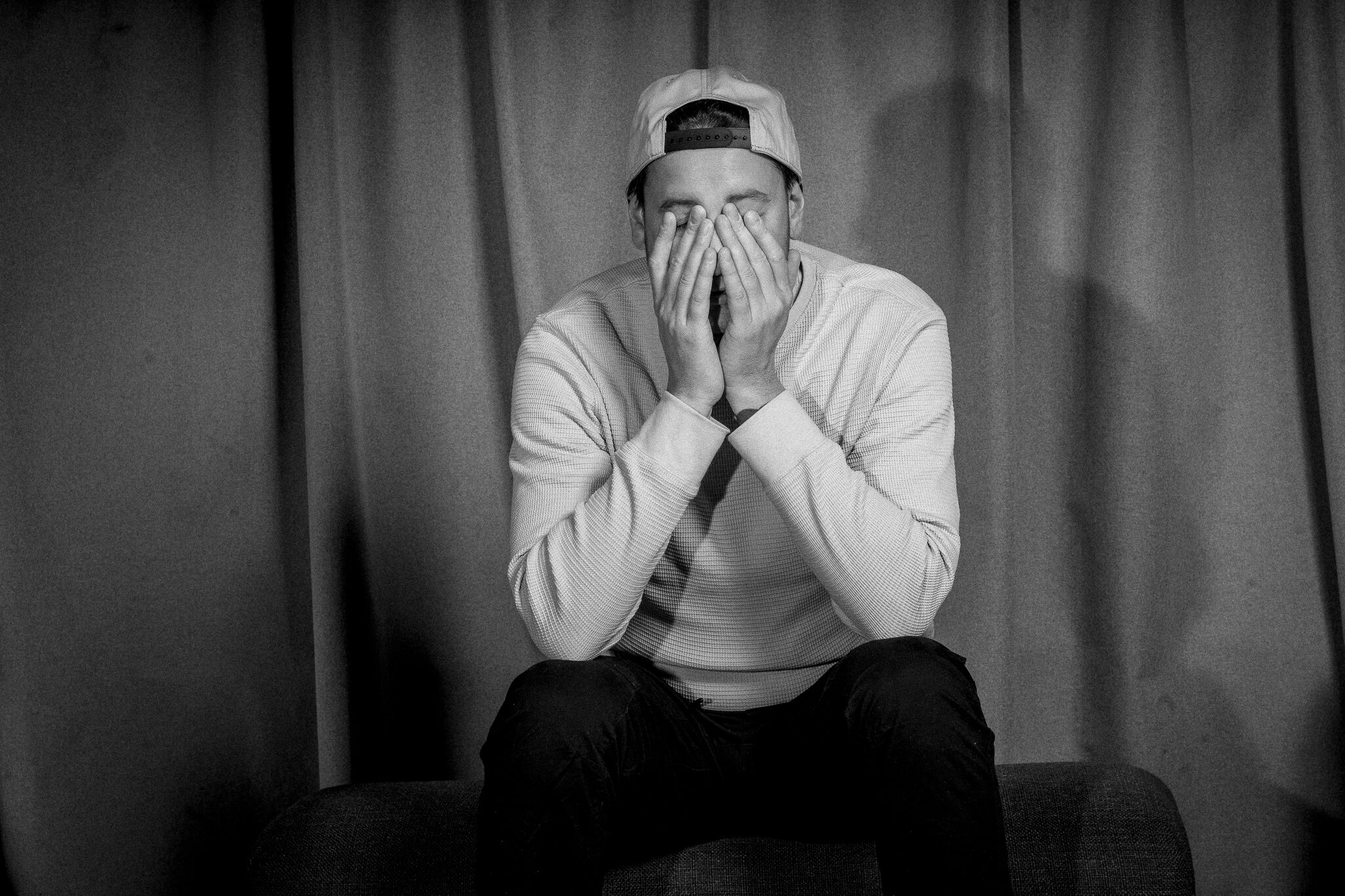 Manos sobre el rostro, blanco y negro